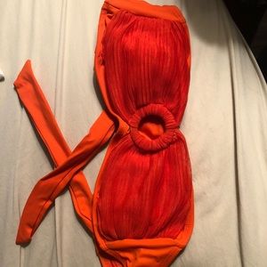 Adorable bandeau bikini top wit optional strings.